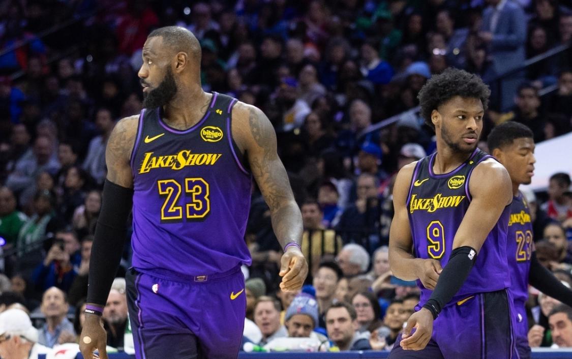 开云下载-阿里纳斯：湖人靠卖布朗尼球衣都能给够詹姆斯工资！还怪詹姆斯？